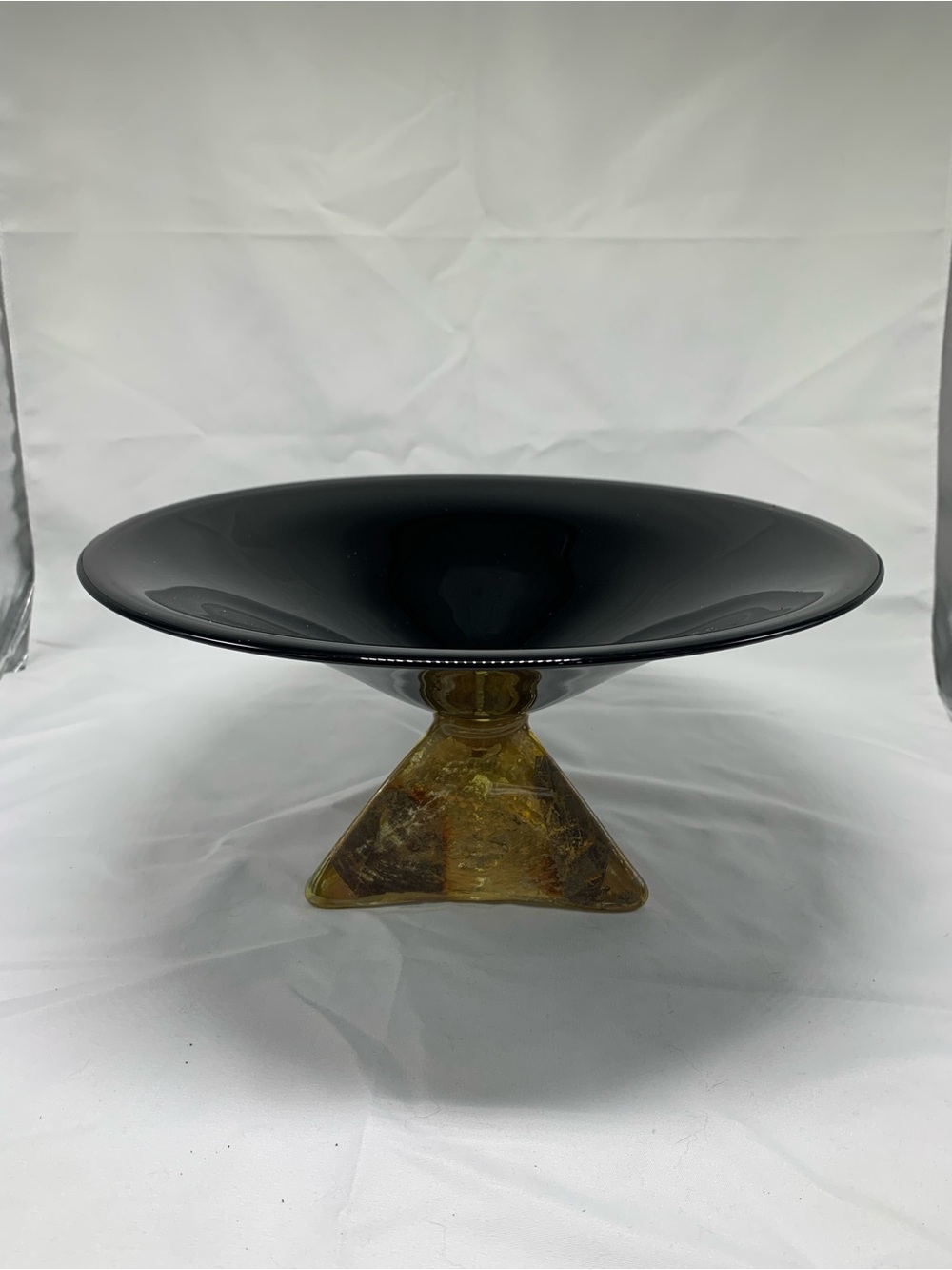 Signed Willsea O'Brien Studio Pyramid Series art glass bowl in a pyramid base
